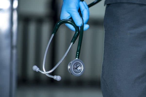 Médecin algérienne en France : « On me demande de rembourser 34.000 € »