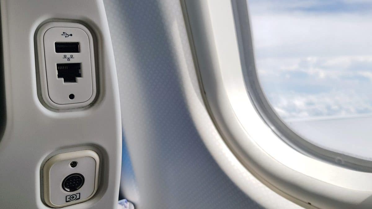 Chargeurs en avion : 2 conseils d’une experte (vidéo)