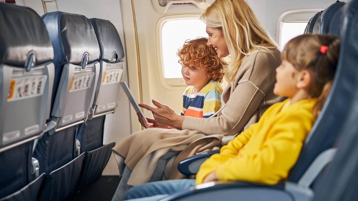Enfants à bord d'un avion