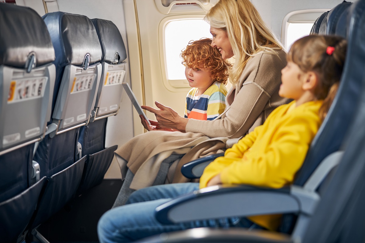Enfants à bord d'un avion 