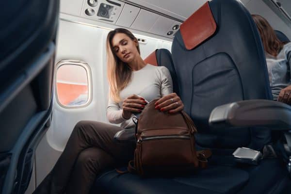 Passagère avec un sac à dos
