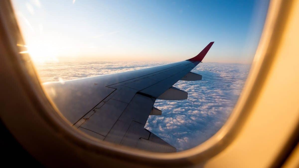 Aile d'avion approche avion