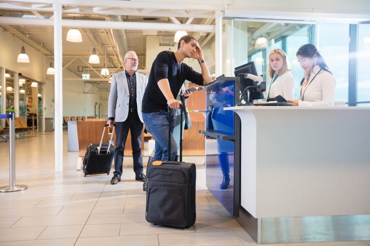 couple aéroport embarquement