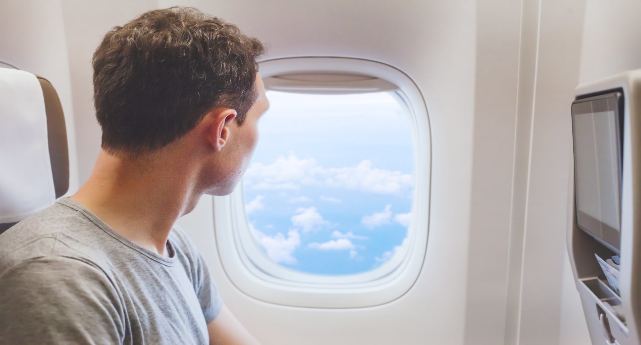 Un passagers pendant un vol à bord d'un avion 