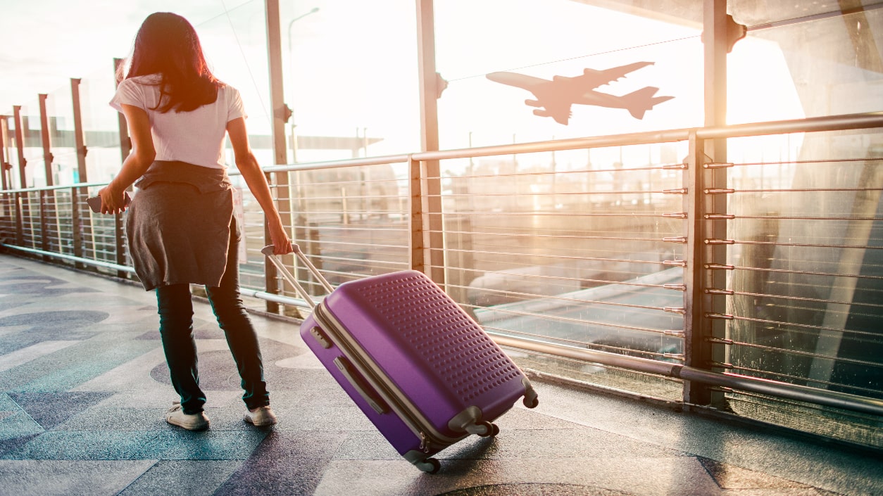 femme valise aéroport avion 