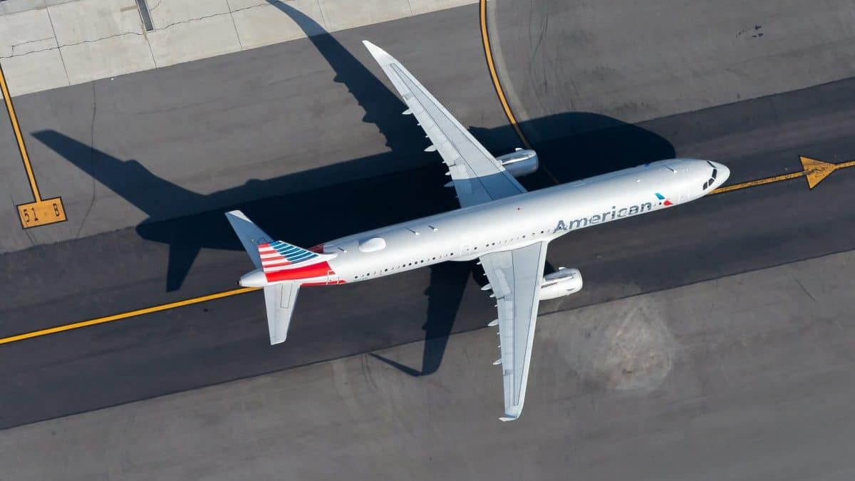 un avion American airlines prend feu