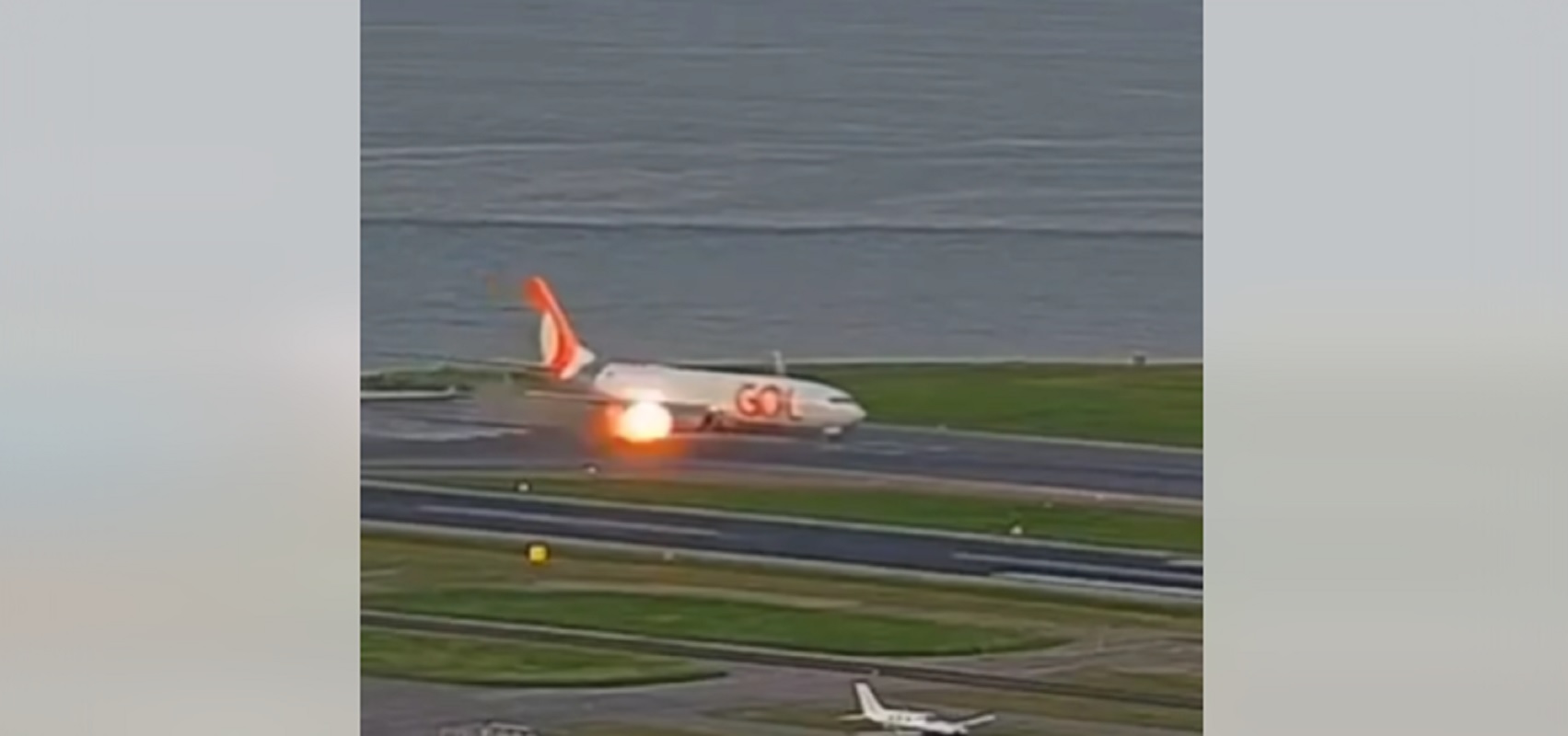 le réacteur de l'avion a pris feu au décollage 