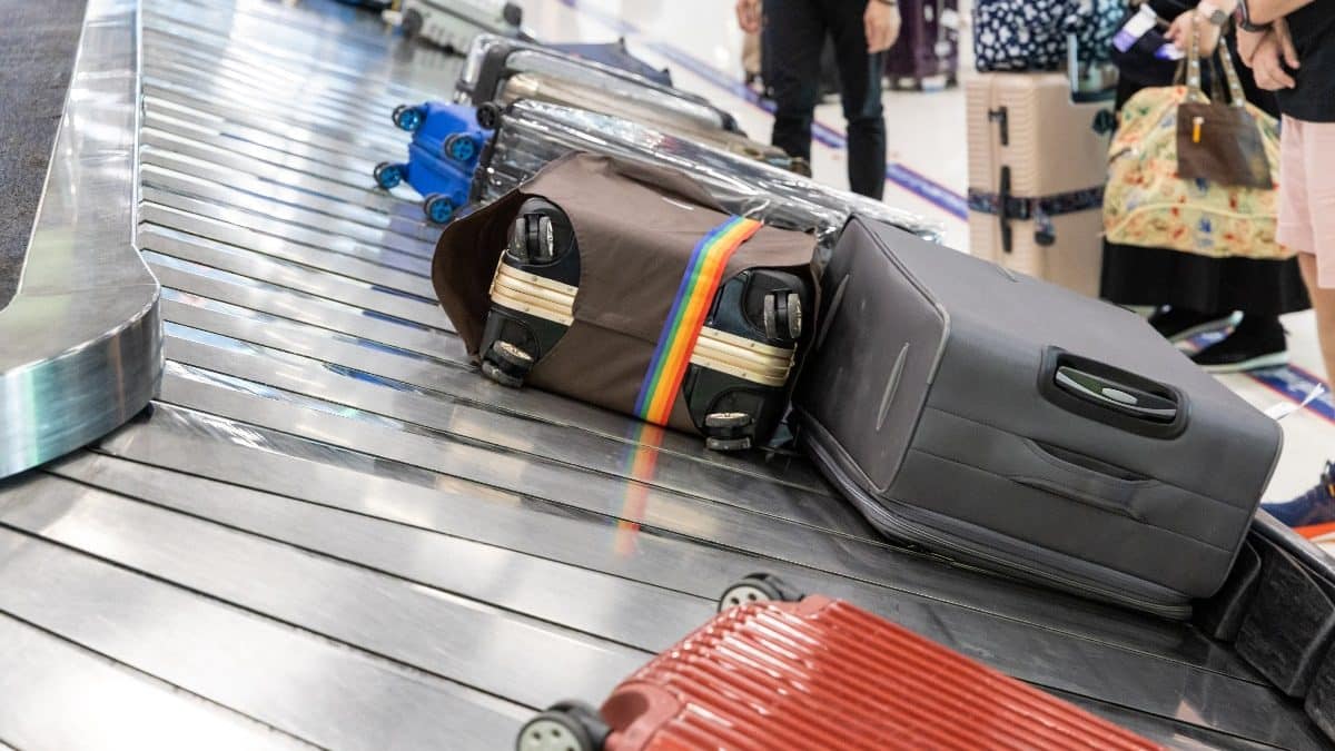 des valises sur un carrousel