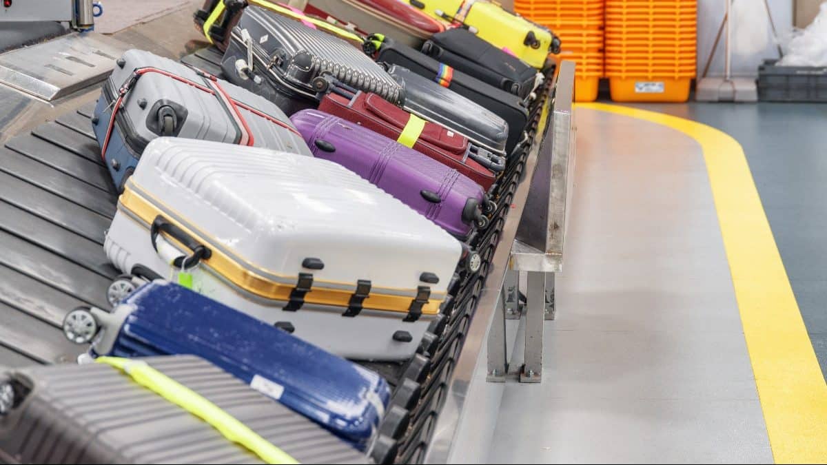 bagages sur le carrousel aéroport