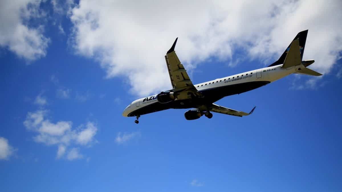 atterrissage d'un avion azul