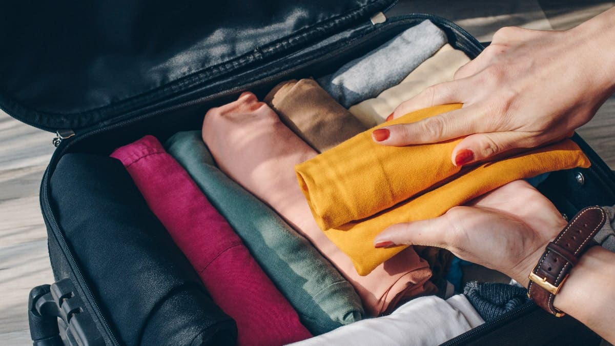 rouler les vêtements dans la valise