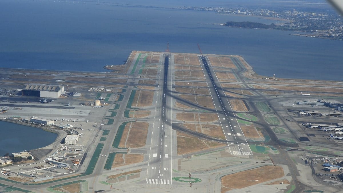 deux avions qui atterrissent simultanément