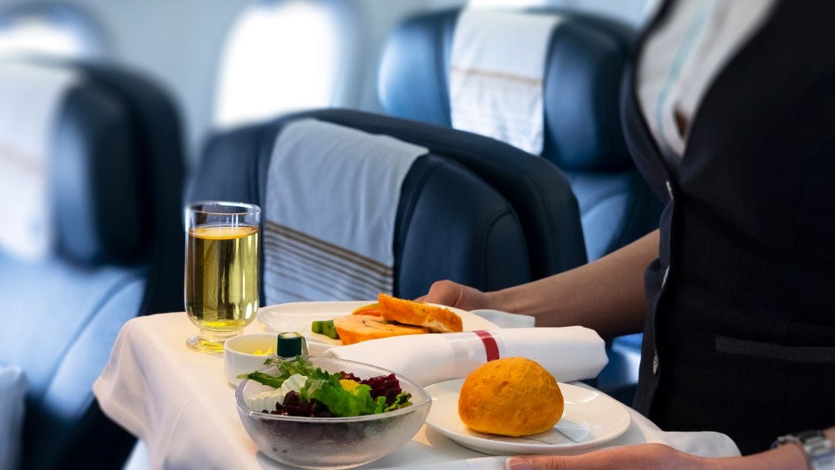 Avion : la méthode hilarante d’un steward avec un « faux végétarien »