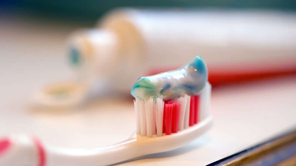 Se brosser les dents en avion