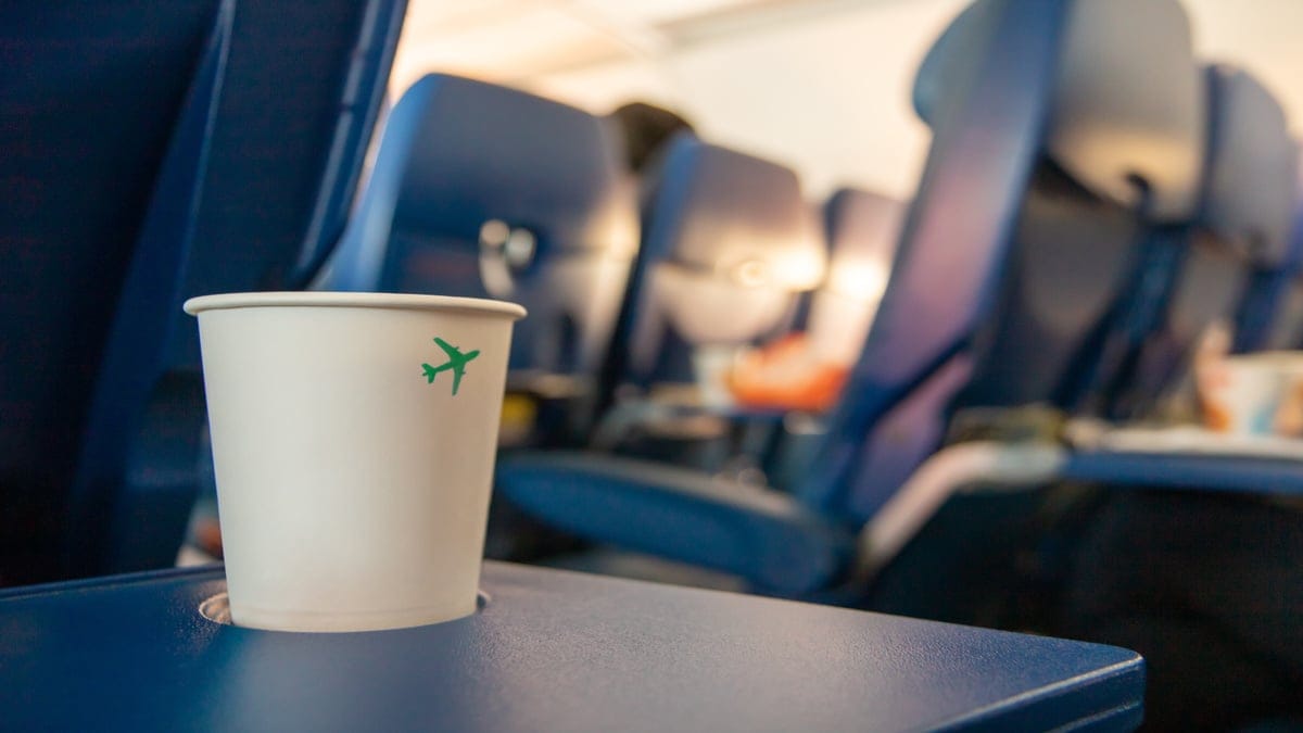Avion : un passager place sa main dans le porte-goblet et se retrouve coincé