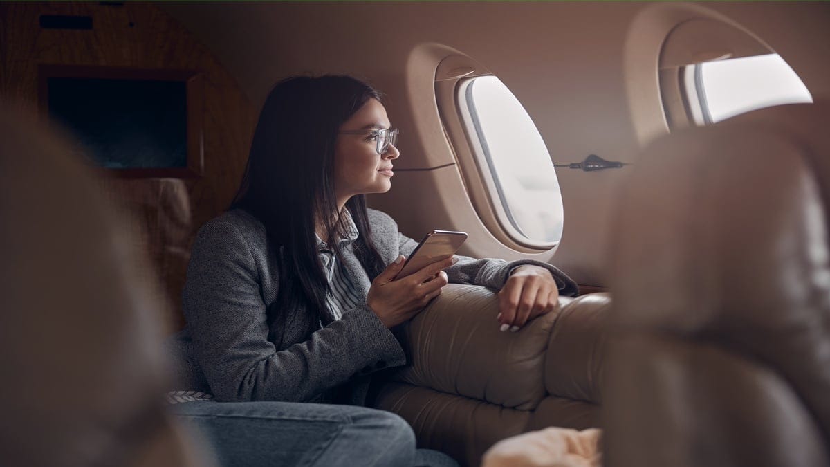 Smartphone en avion : l’astuce de cette internaute cartonne avec plus de 10 M de vues