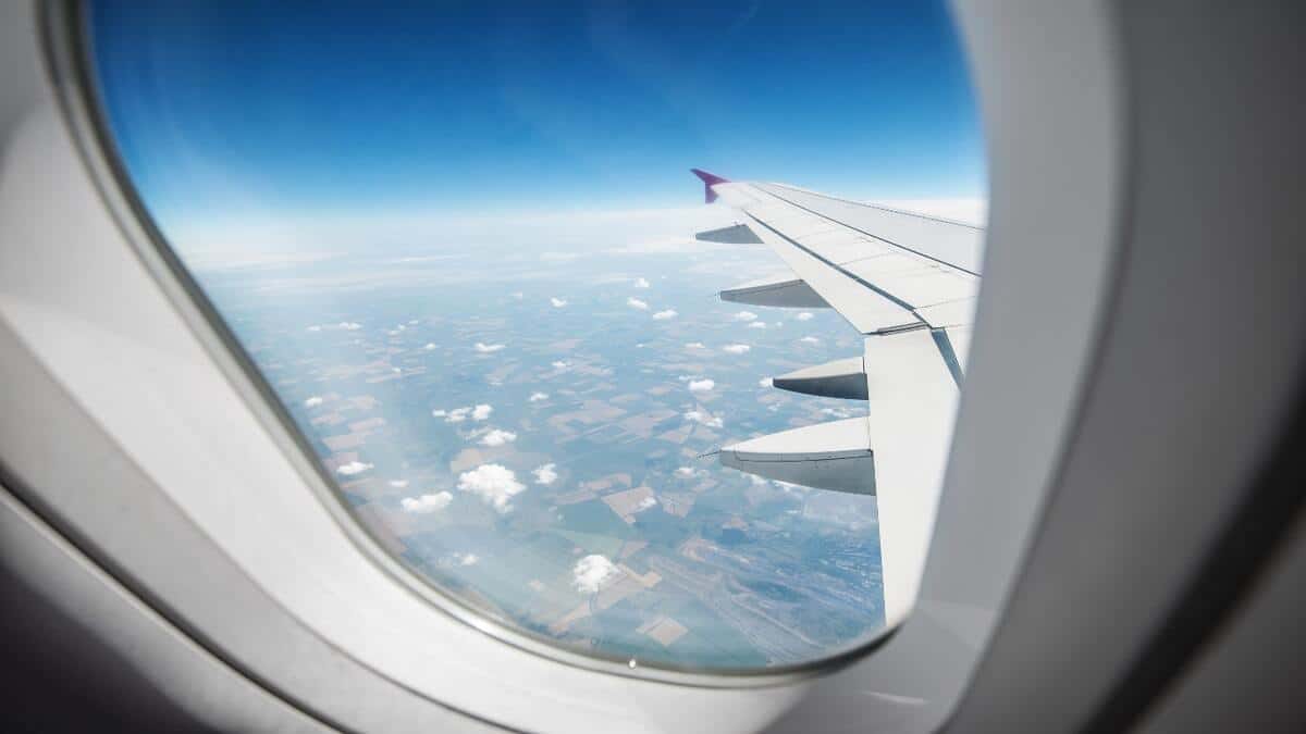 Un passager filme un « étrange objet » depuis le hublot d’un avion, les internautes sceptiques sur la vidéo