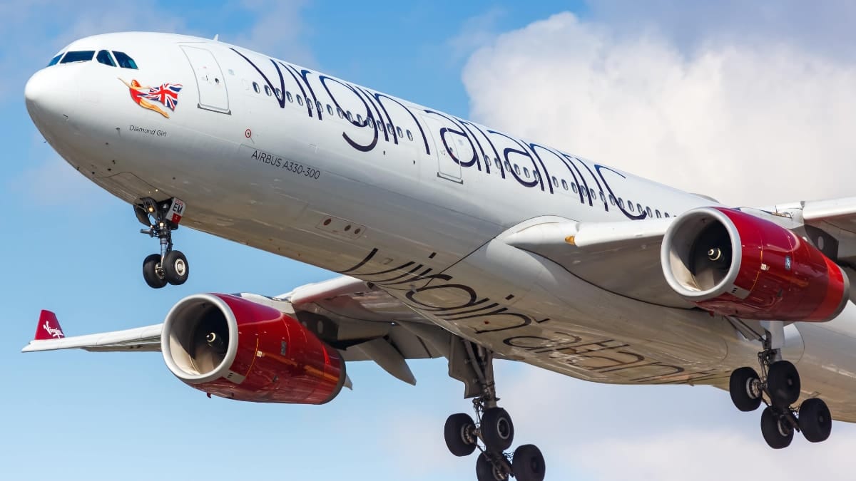voiture de luxe dans la soute d'un avion de ligne