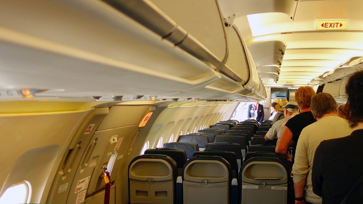 débarquer de l'avion en premier