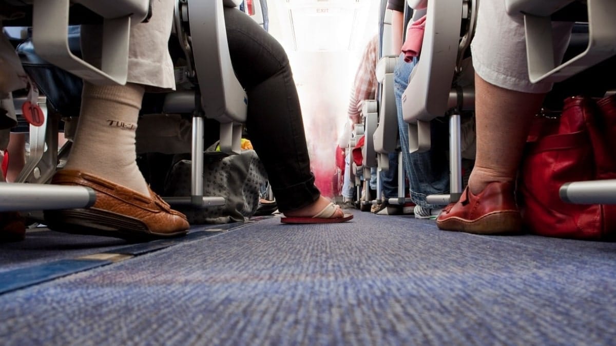 deux passagères se massent mutuellement les pieds à bord de l’avion