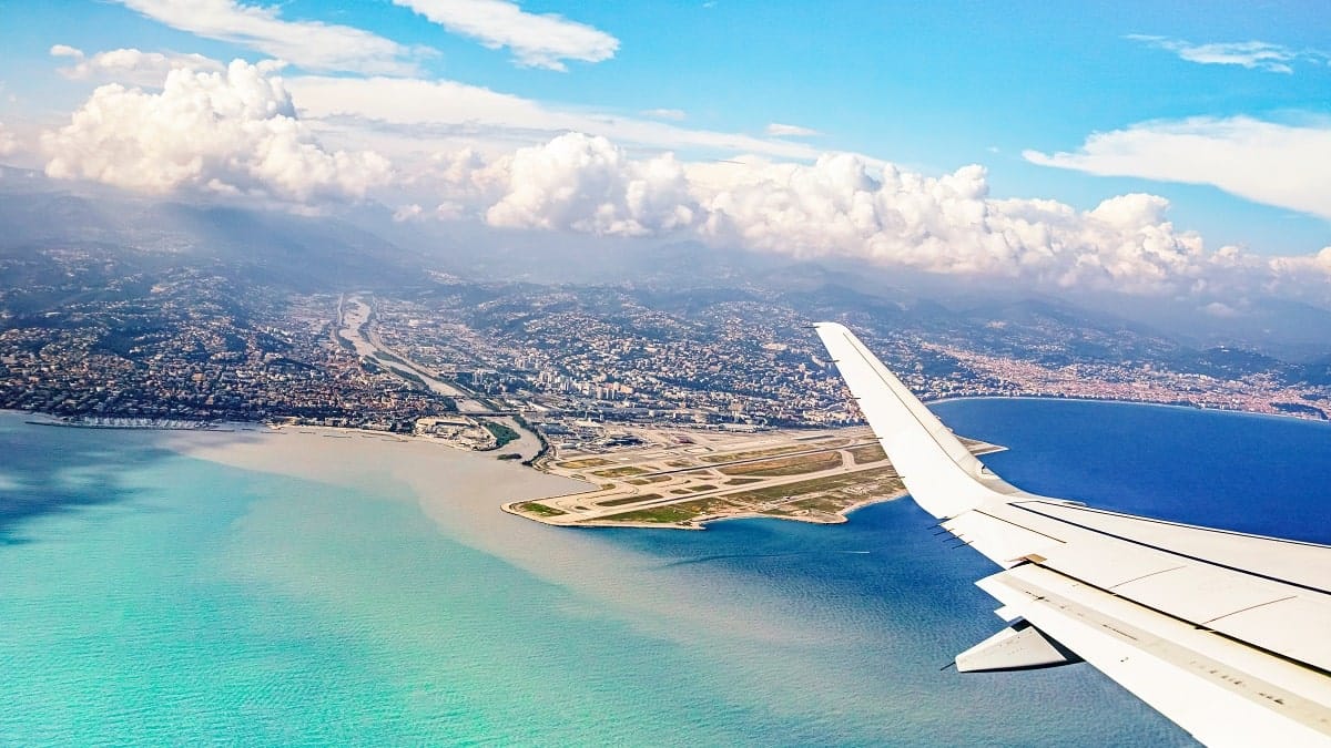 cet étonnant aéroport en France donne l’impression qu’on atterrit sur la mer