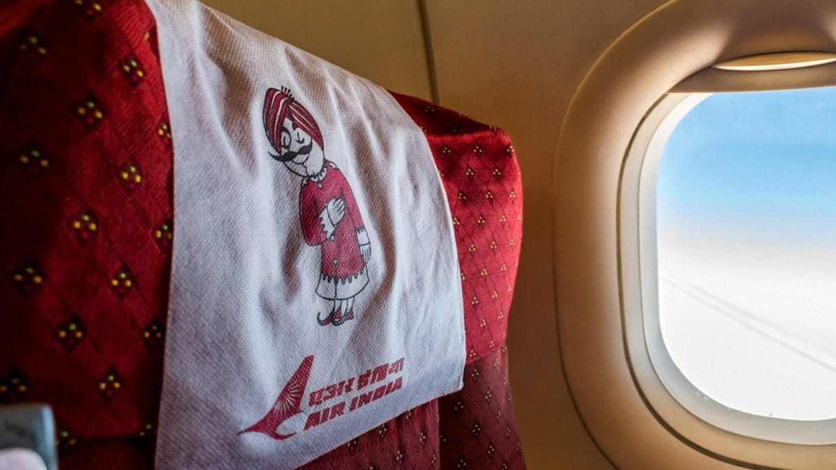 de l’eau coule sur les passagers d’un avion Air India en plein vol