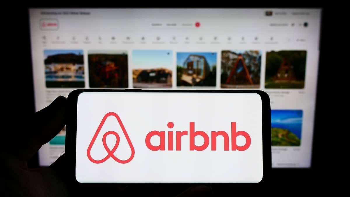 Airbnb : la porte ne ferme pas à clé, elle fuit l’appartement (Vidéo)