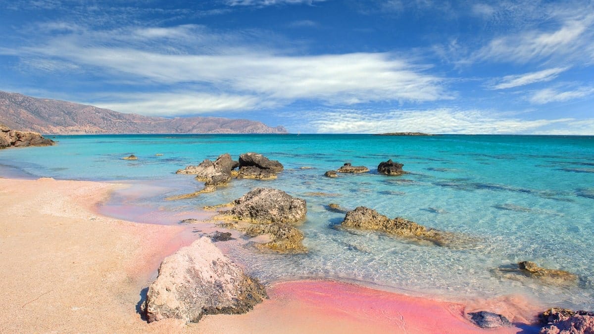 une plage de sable rose rend l'île paradisiaque de Crète unique au monde