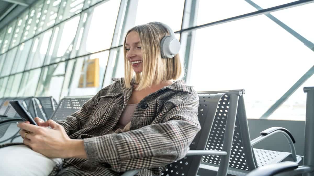 Aéroport : pourquoi il ne faut jamais porter d’écouteurs avant l’embarquement, selon un agent de sécurité
