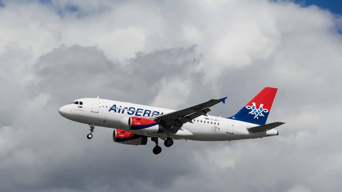 Un avion percute des feux de piste au décollage et atterrit en urgence