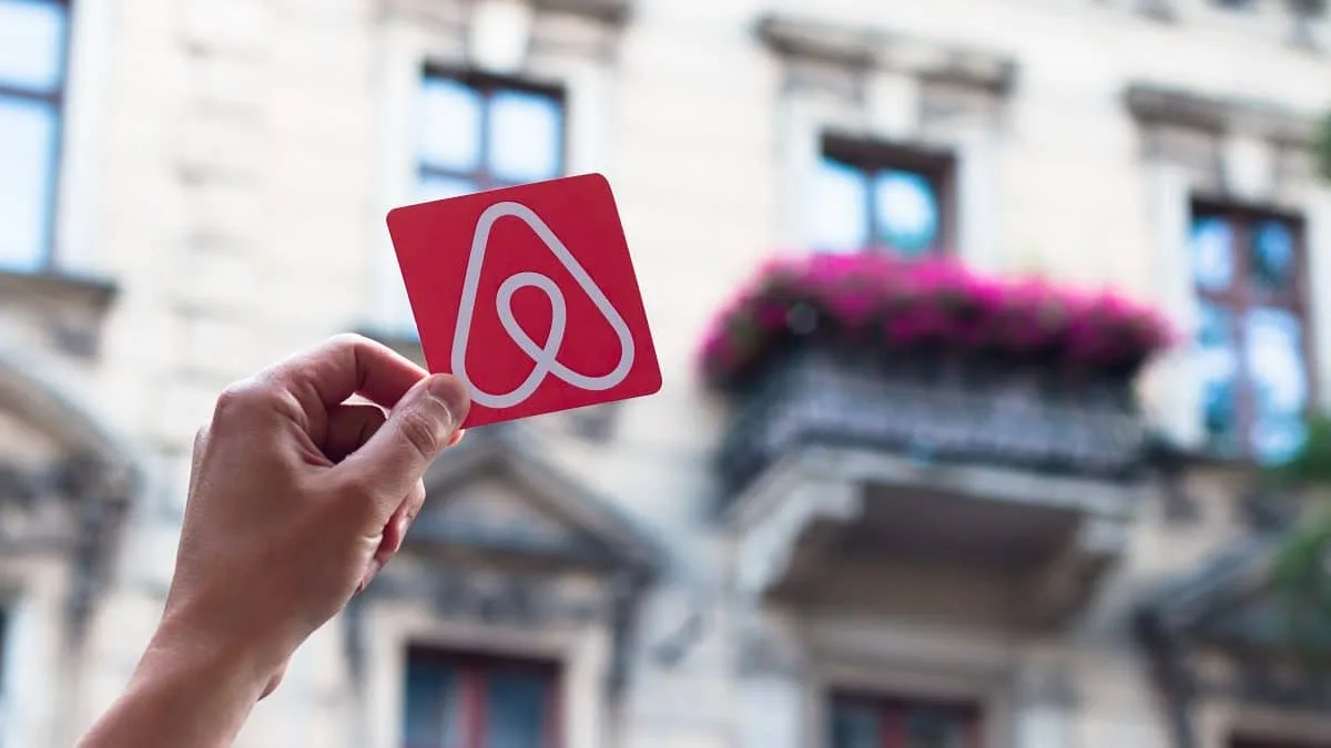 Algérie : un couple de touristes tombe sous le charme d’un Airbnb… même Airbnb réagit