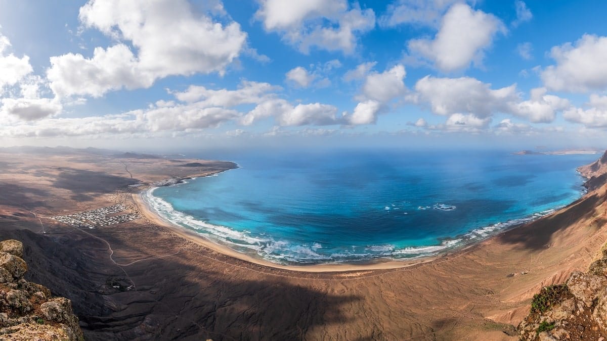 Famara, une petite plage peu profonde, est parmi les meilleures du monde