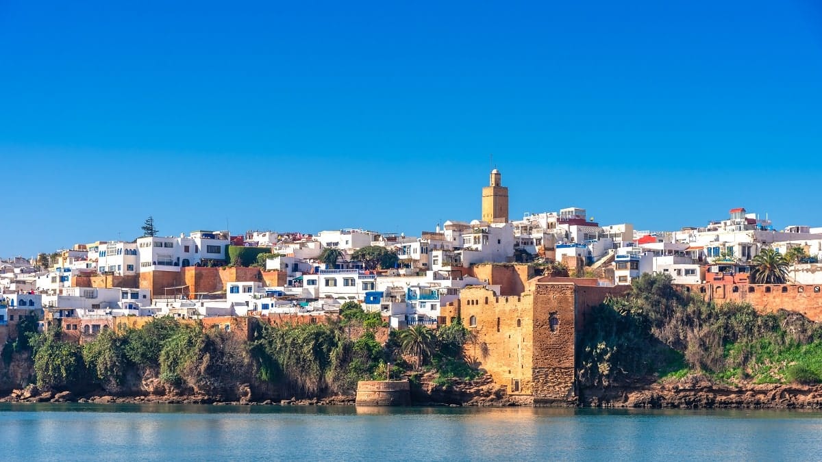 Femme voyageant au Maroc