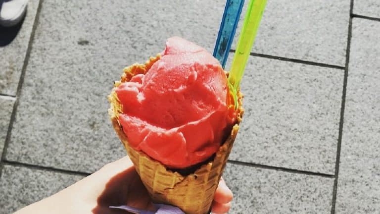 En voyage en Algérie, le chef Mohamed Cheikh savoure cette spécialité locale