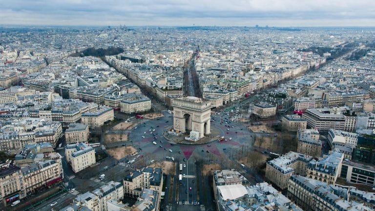 Suspension des visas D pour la France : les réactions des internautes algériens