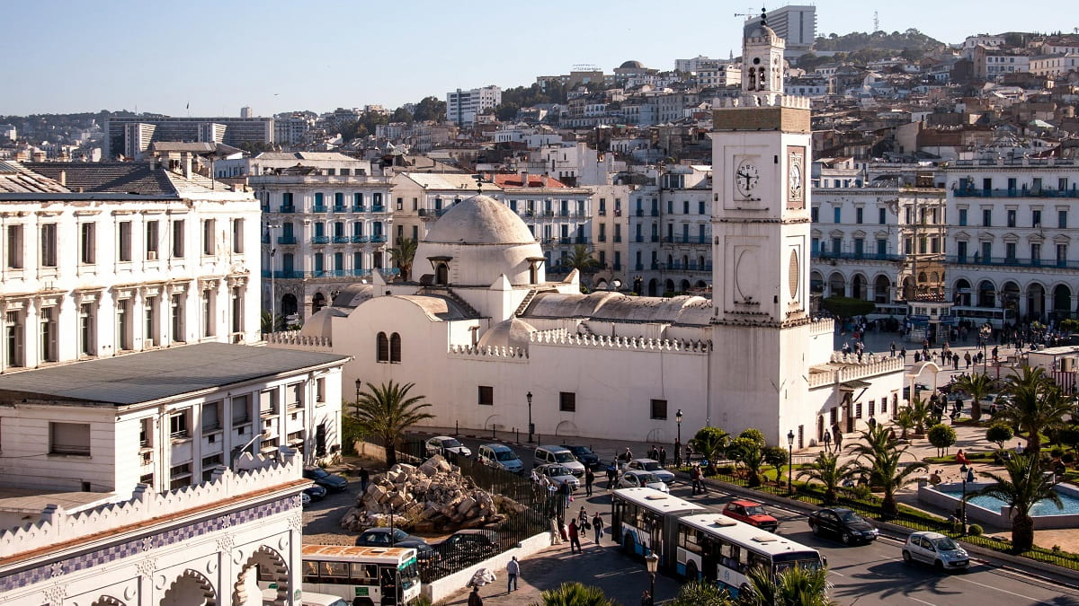 « En Algérie, je suis traitée comme une princesse » : une expatriée témoigne