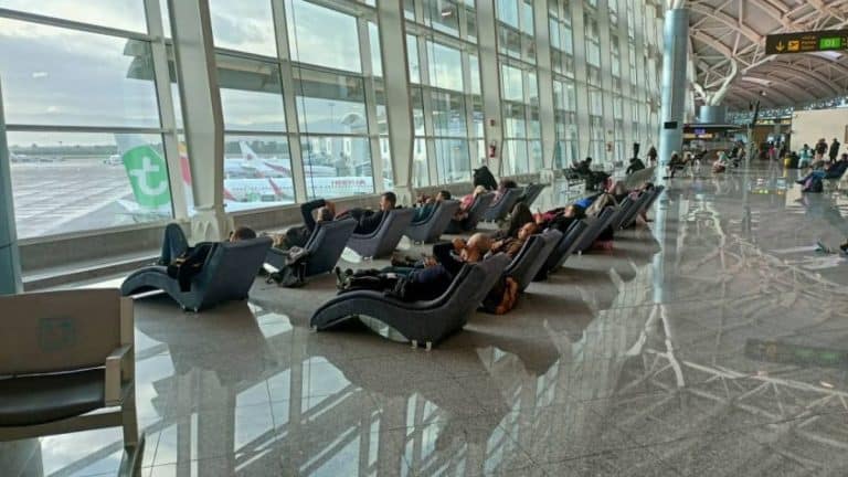 Aéroport d’Alger : une séance de cinéma, avant le vol ?