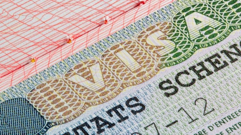 Visa Schengen : le témoignage d’une jeune actrice et mannequin algérienne