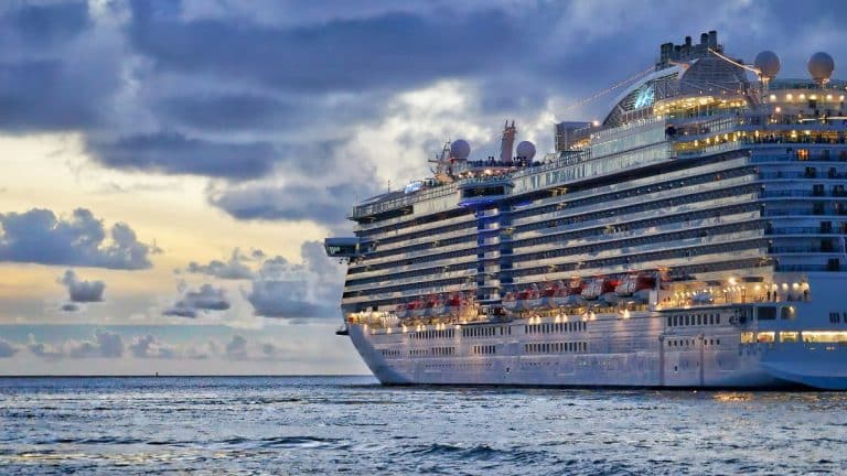 PHOTOS. Un bateau de croisière accoste au port d’Alger