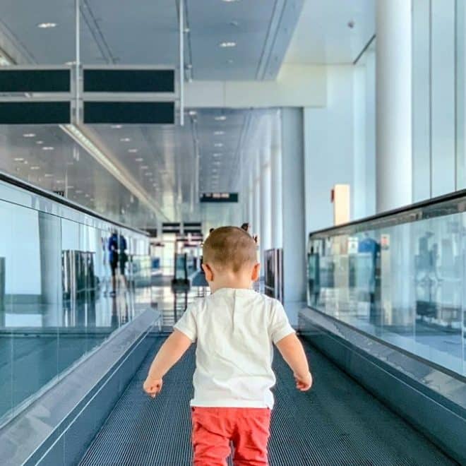Ils abandonnent leur enfant à l’aéroport pour partir en vacances au Maroc