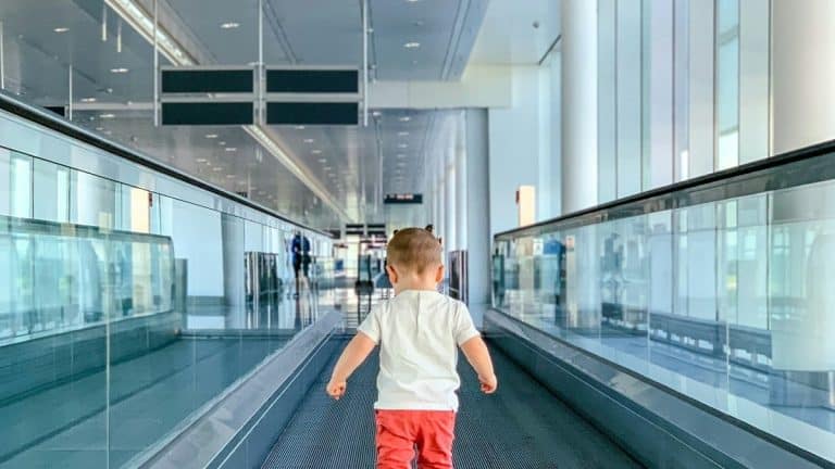 Ils abandonnent leur enfant à l’aéroport pour partir en vacances au Maroc
