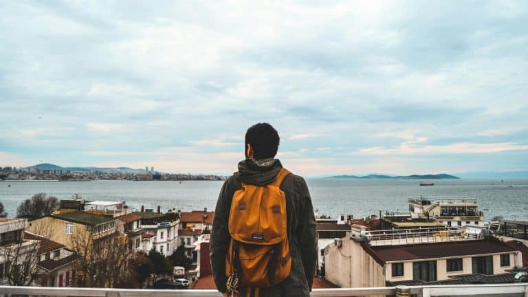 Voyage : un Tchéco – Algérien visite 13 pays sans hôtel ni Airbnb