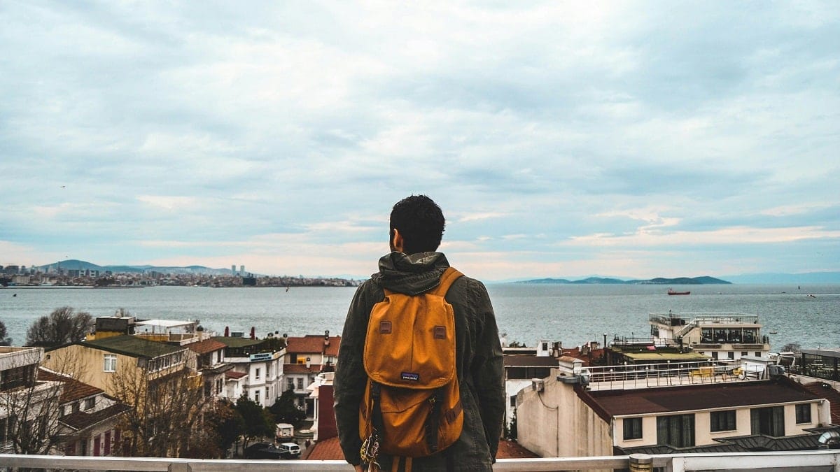 Voyage : un Tchéco – Algérien visite 13 pays sans hôtel ni Airbnb