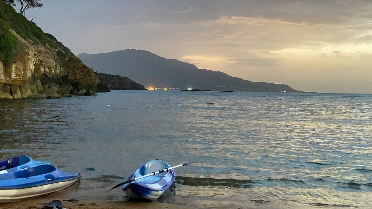 Une montagne pied dans l'eau en vente aux portes d'Alger