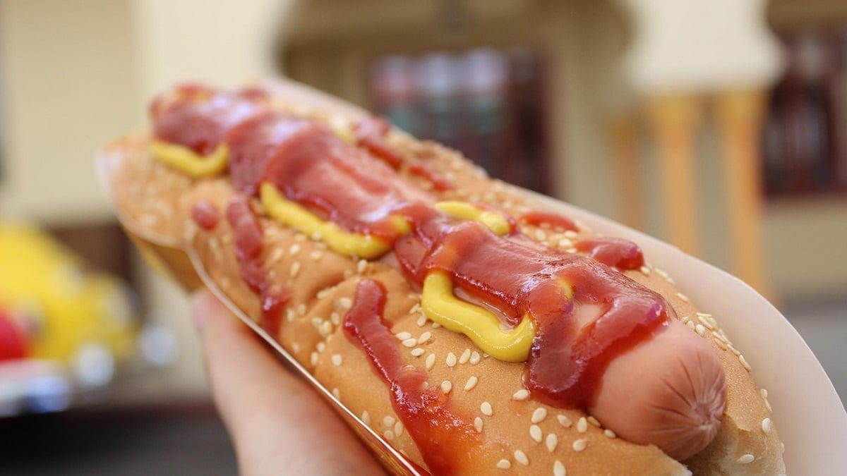Street food Halal à Paris : un jeune Algérien réinvente le hot-dog