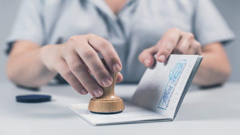 Fin du tampon sur le passeport : les Algériens avec titre de séjour sont-ils concernés ?