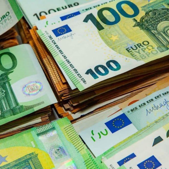 Vol Paris Orly – Algérie : un passager contrôlé avec 46.100 €