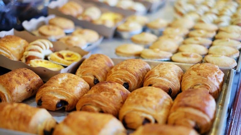 Une touriste européenne surprise par la boulangerie algérienne