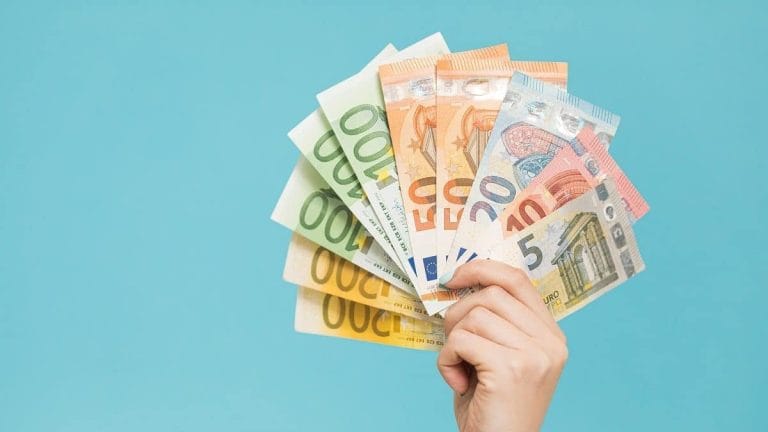 Saisie de 15.200 € et 1 kg d’or sur une passagère en Algérie