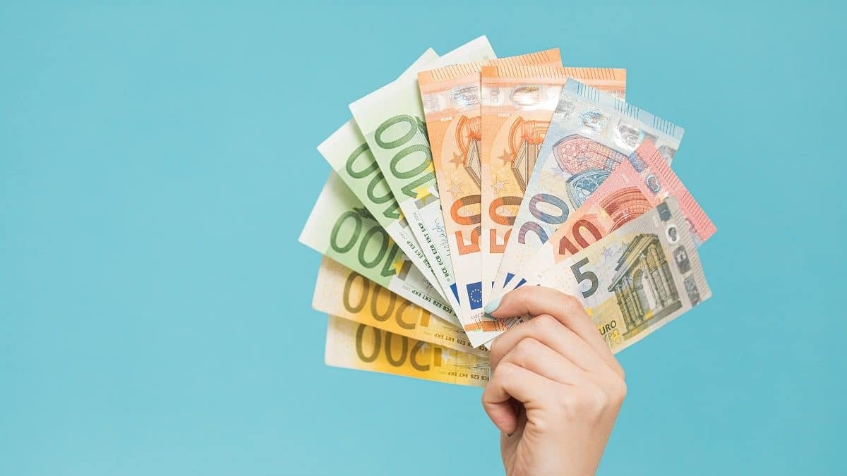 Saisie de 15.200 € et 1 kg d’or sur une passagère en Algérie